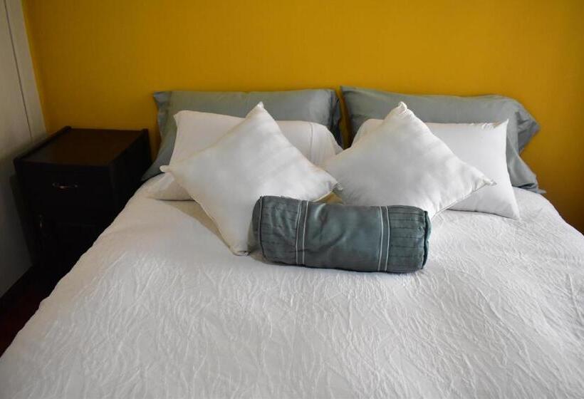 اتاق لوکس, Raven La Paz