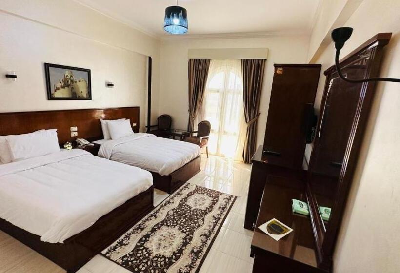 اتاق استاندارد با چشم‌انداز استخر, Badr Hotel & Resort El Kharga