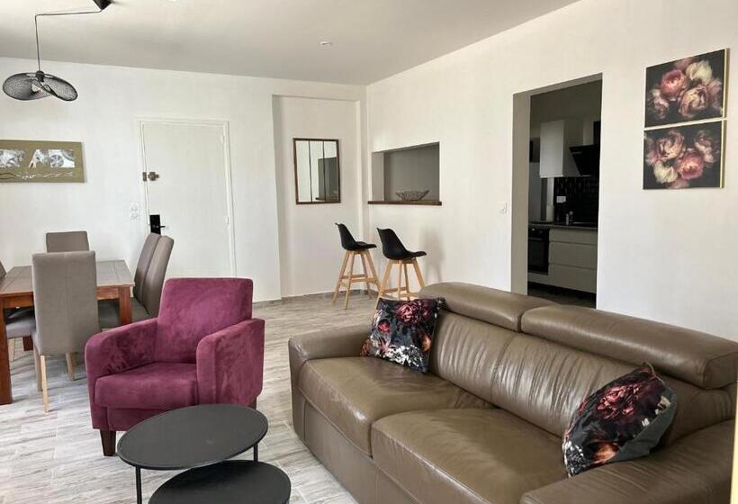 اتاق خانوادگی با چشم‌انداز باغ, La Porte Medievale