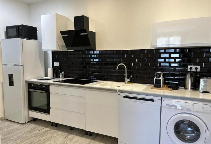 اتاق خانوادگی با چشم‌انداز باغ, La Porte Medievale