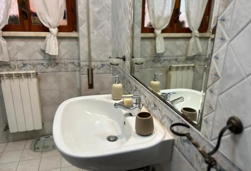 Huoneisto 1 Makuuhuone Terassi, Seaside Apartment Near Villa Caravaggio