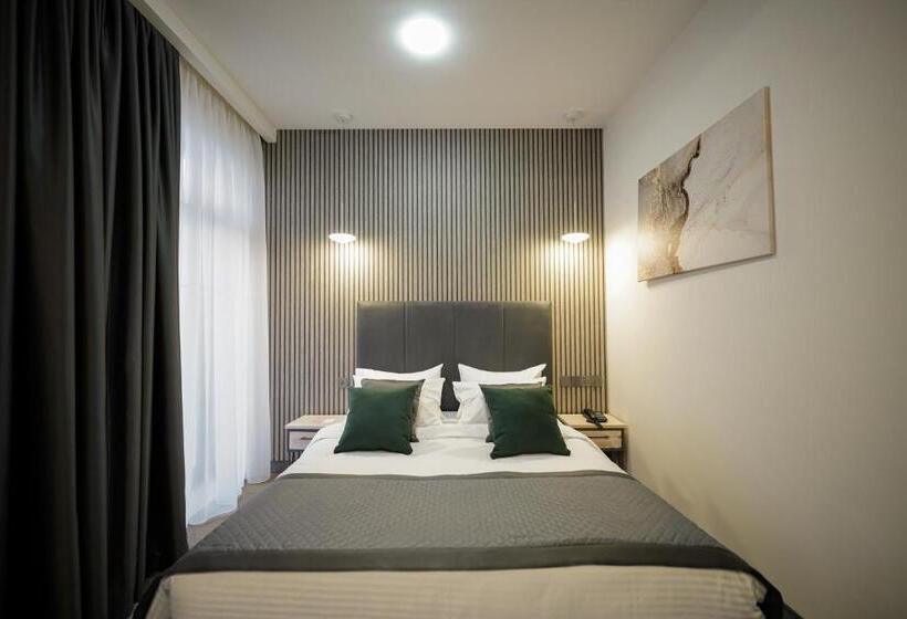 수피리어 룸, Dynasty