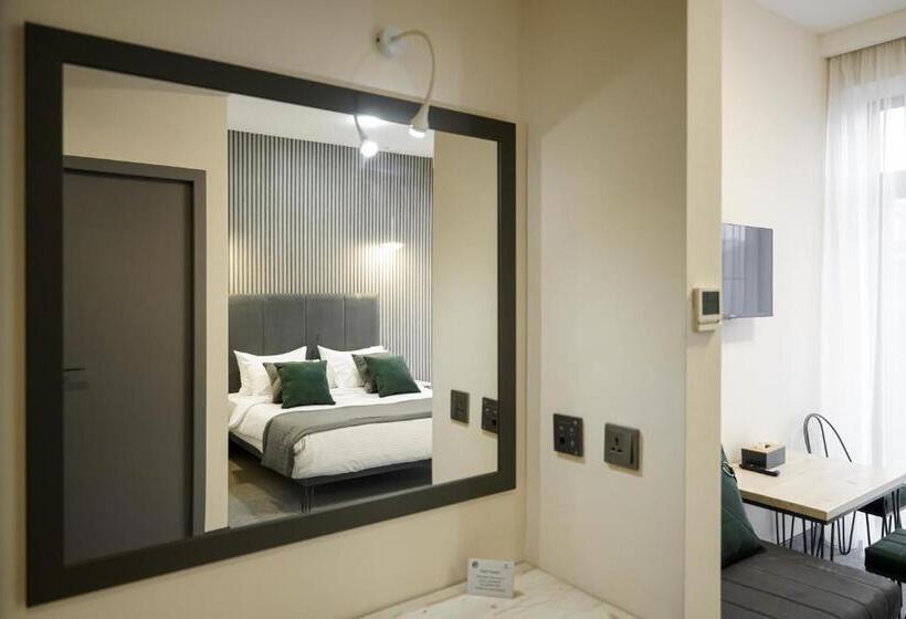 수피리어 룸, Dynasty