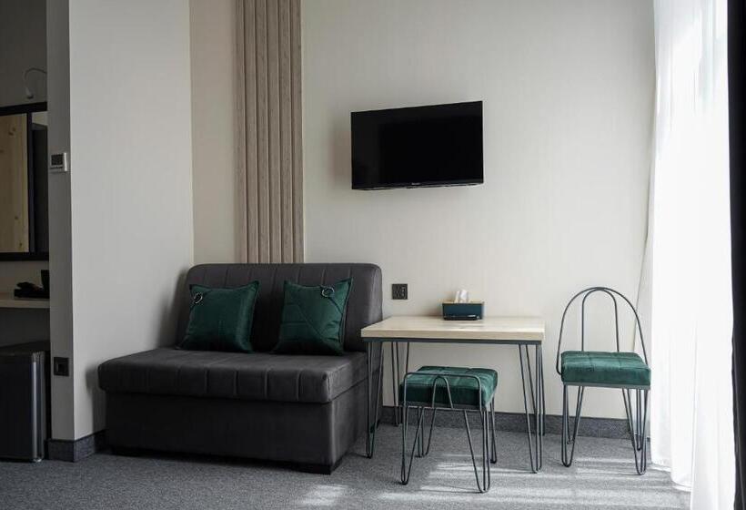 수피리어 룸, Dynasty