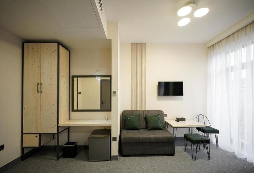 수피리어 룸, Dynasty