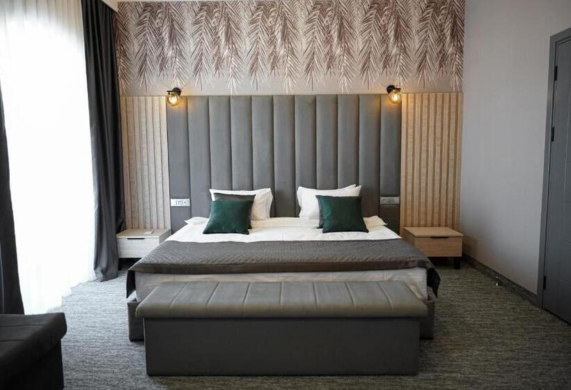 스탠다드 스튜디오, Dynasty