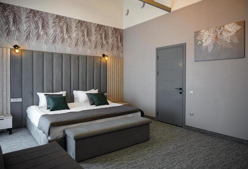 스탠다드 스튜디오, Dynasty