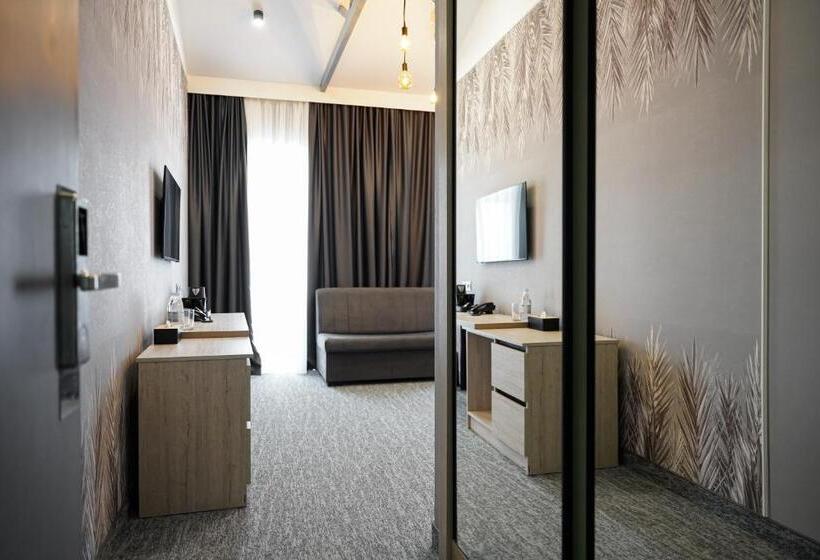 스탠다드 스튜디오, Dynasty