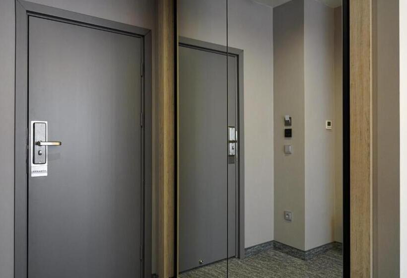 스탠다드 스튜디오, Dynasty