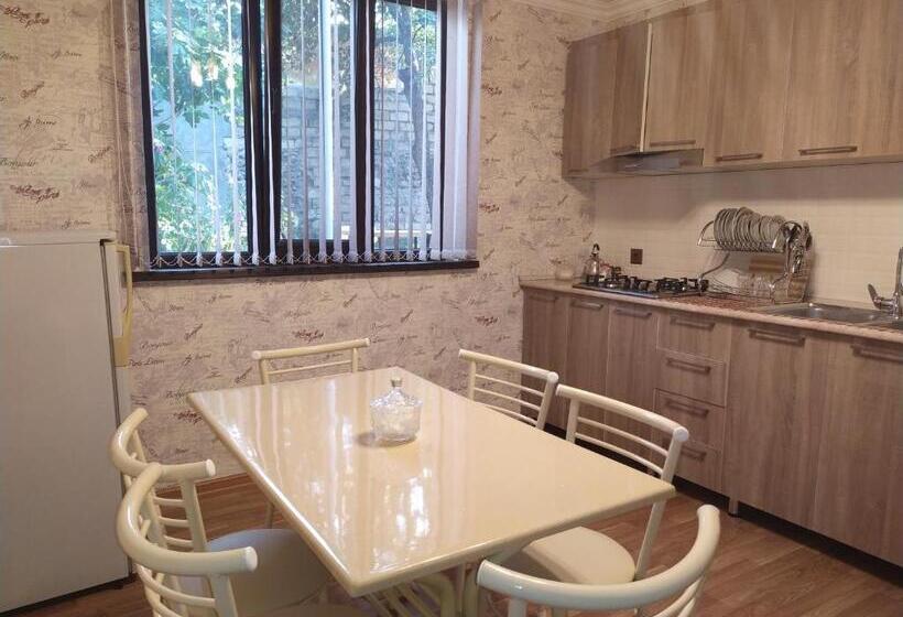 اتاق کلاسیک سه تخته, Ganja Guest House