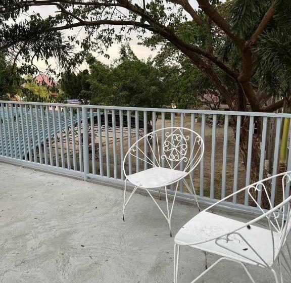 חדר משפחתי, Arzel S Tiny House