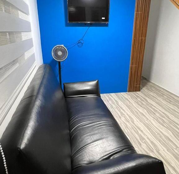패밀리 룸, Arzel S Tiny House