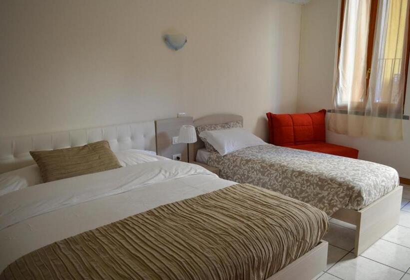 اتاق استاندارد سه نفره, La Contrada