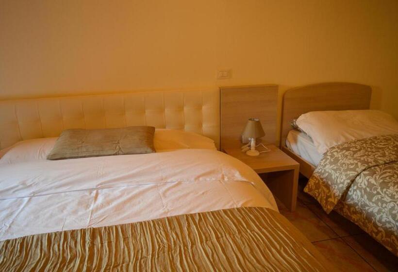 スタンダードトリプルルーム, La Contrada