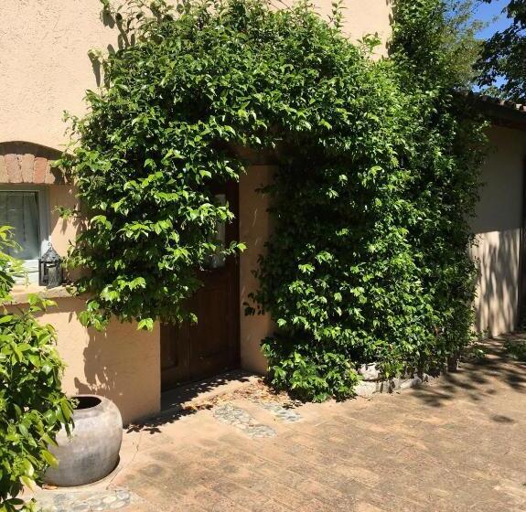 דירת חדר נוף לגינה, La Fratta Art  House