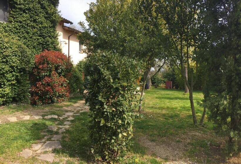 דירת חדר נוף לגינה, La Fratta Art  House