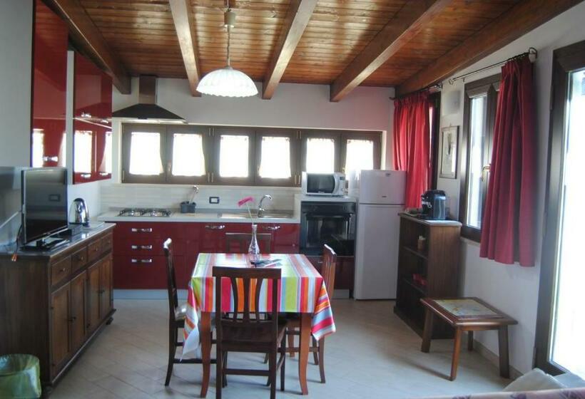 带1个卧室的带阳台的公寓, Messapia