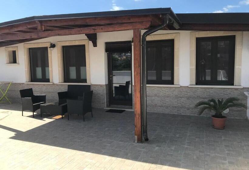 带1个卧室的带阳台的公寓, Messapia