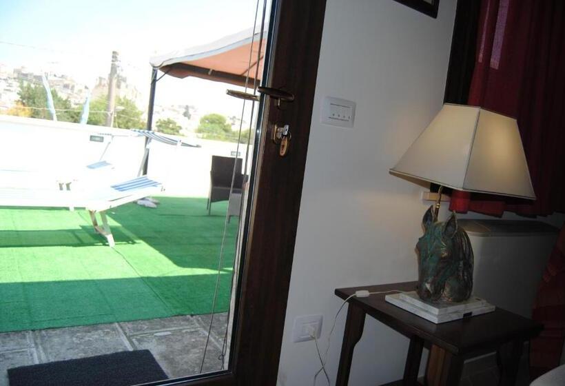 带1个卧室的带阳台的公寓, Messapia