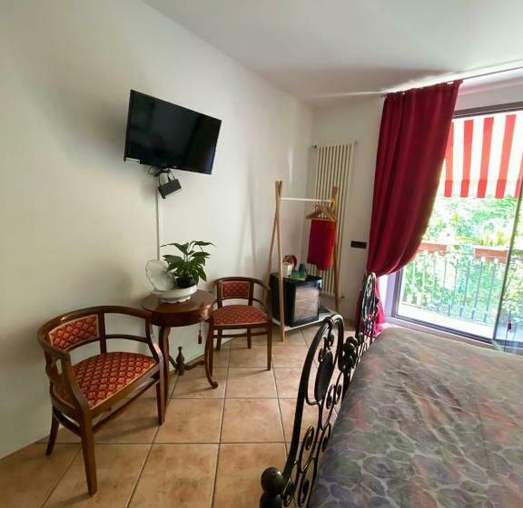 Полулюкс с Видом, The Tower Of The Old King