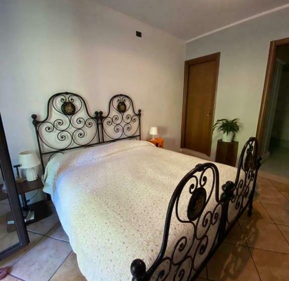 Полулюкс с Видом, The Tower Of The Old King