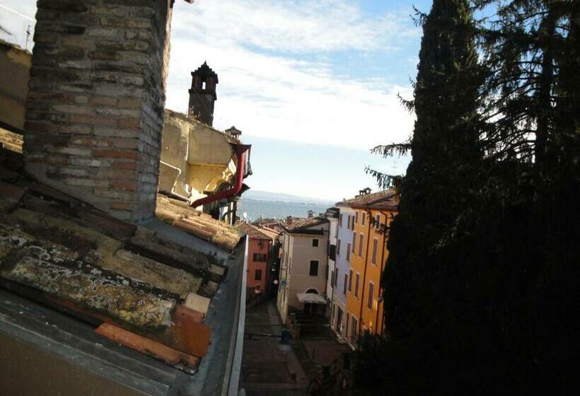 전망 주니어 스위트, The Tower Of The Old King