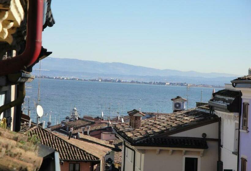 Полулюкс с Видом, The Tower Of The Old King