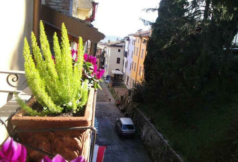 Полулюкс с Видом, The Tower Of The Old King