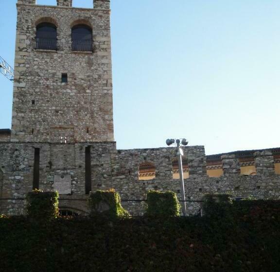 Полулюкс с Видом, The Tower Of The Old King