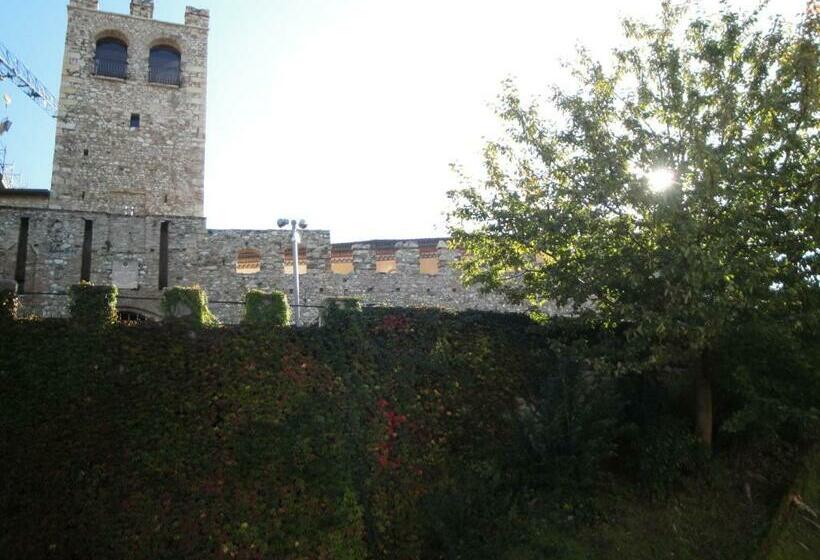 Полулюкс с Видом, The Tower Of The Old King