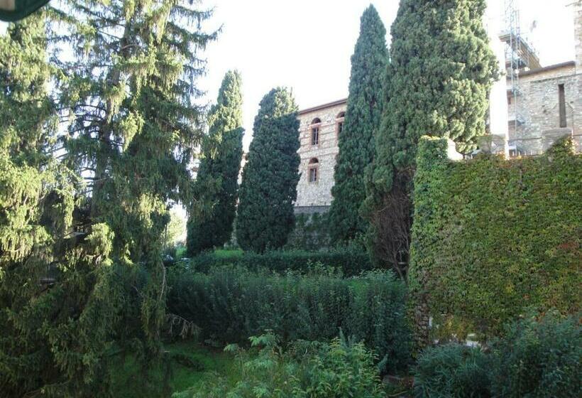 Полулюкс с Видом, The Tower Of The Old King