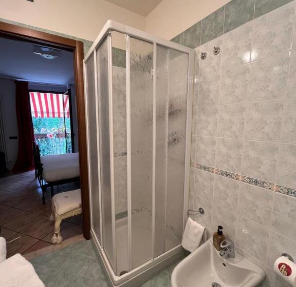 Полулюкс с Видом, The Tower Of The Old King