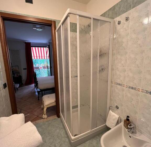 Полулюкс с Видом, The Tower Of The Old King