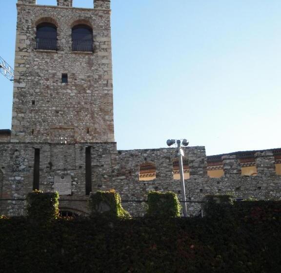 Полулюкс Повышенной Комфортности, The Tower Of The Old King