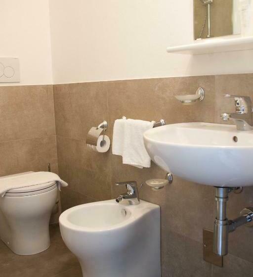 חדר סטנדרט לשלושה, Arianna