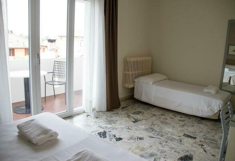 חדר סטנדרט לשלושה, Arianna