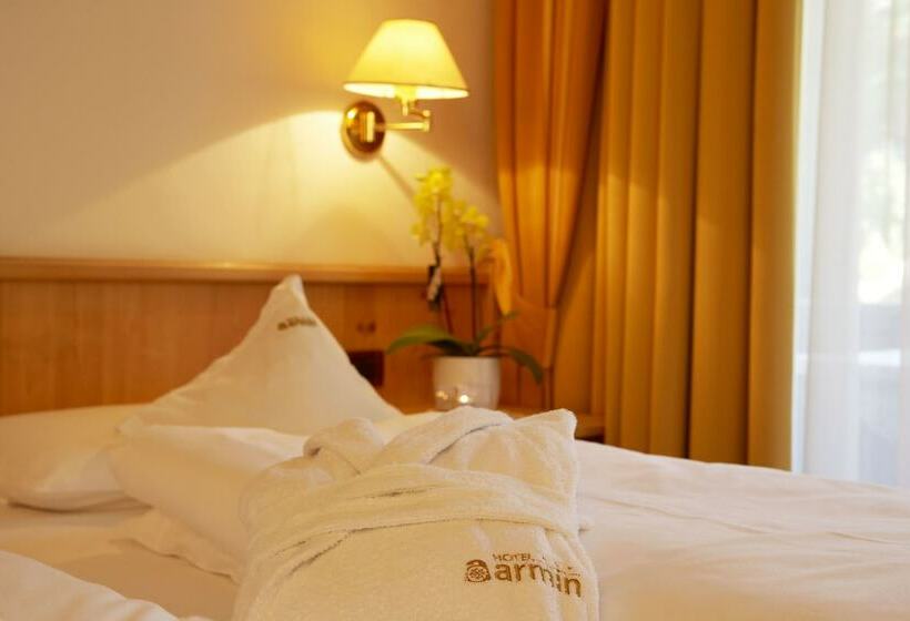 Номер Economy, Armin