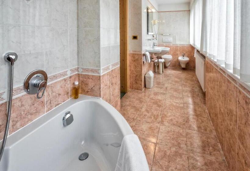 Номер Superior, Armin