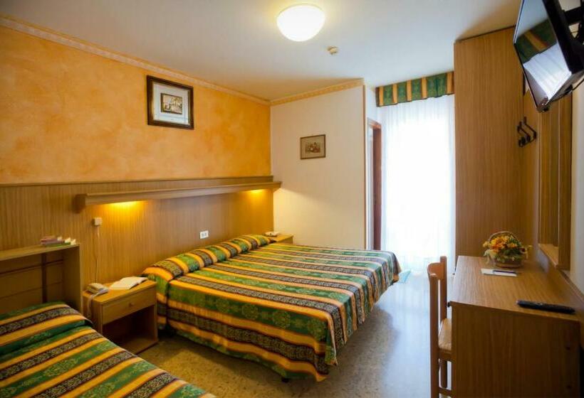 Номер Стандарт Трехместный, Kennedy