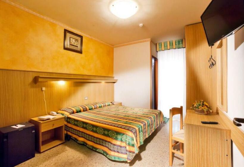 标准三人间, Kennedy