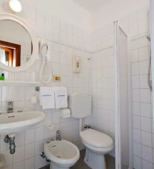 Standard Kolmen Hengen Huone, Kennedy