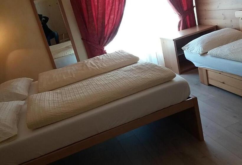 Camera Tripla Standard, La Tea