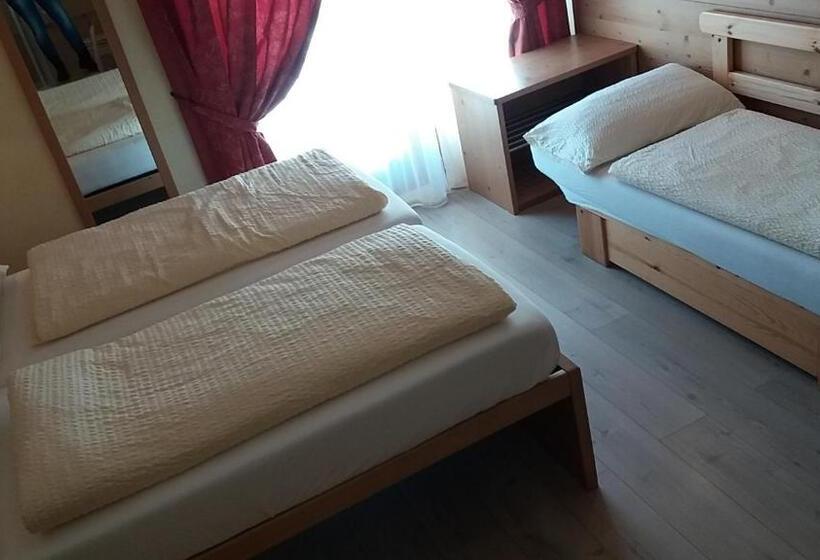 Camera Tripla Standard, La Tea