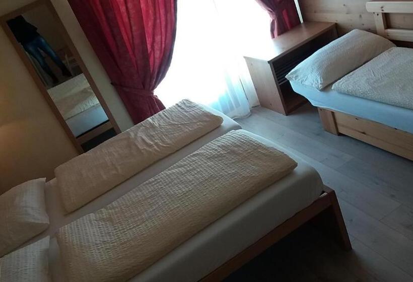 Camera Tripla Standard, La Tea