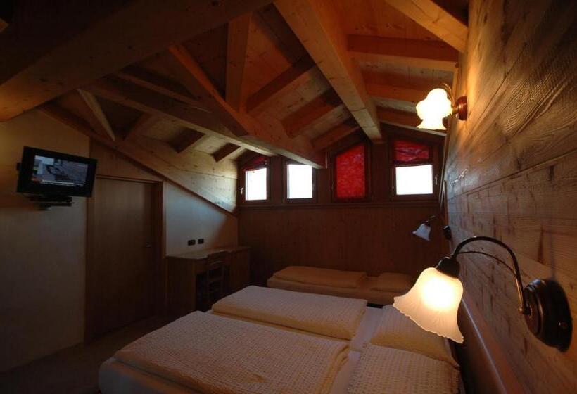 Camera Tripla Standard, La Tea