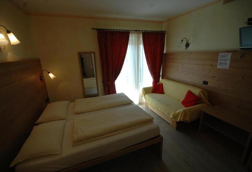 Camera Tripla Standard, La Tea