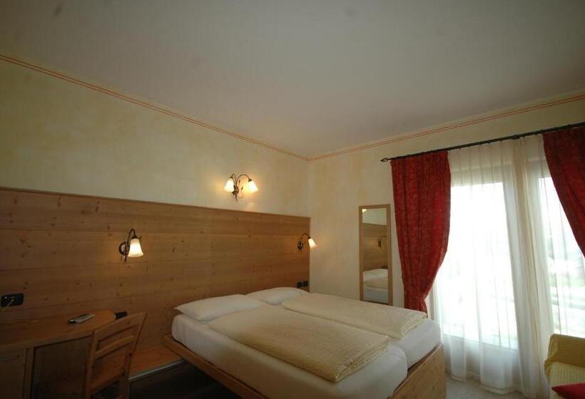 Camera Tripla Standard, La Tea