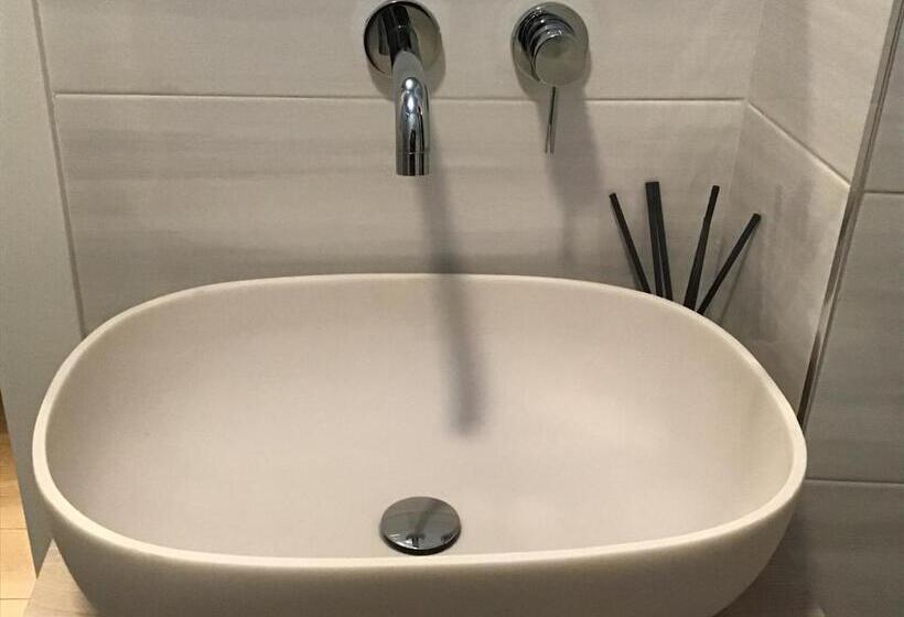 Номер Стандарт, Moniga