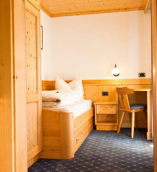 חדר סטנדרט לשלושה עם מרפסת, Pension Enzian