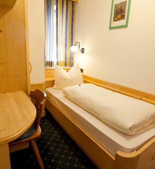 חדר סטנדרט לשלושה עם מרפסת, Pension Enzian
